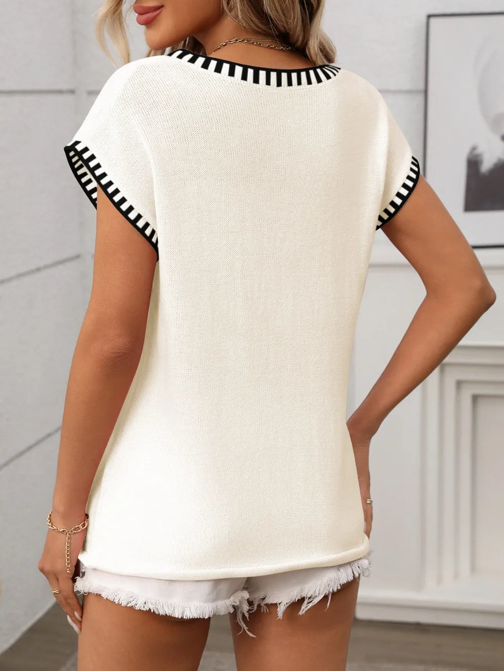 Contrast Trim V-Neck Short Sleeve Knit Top | STAHlin RADIANCE