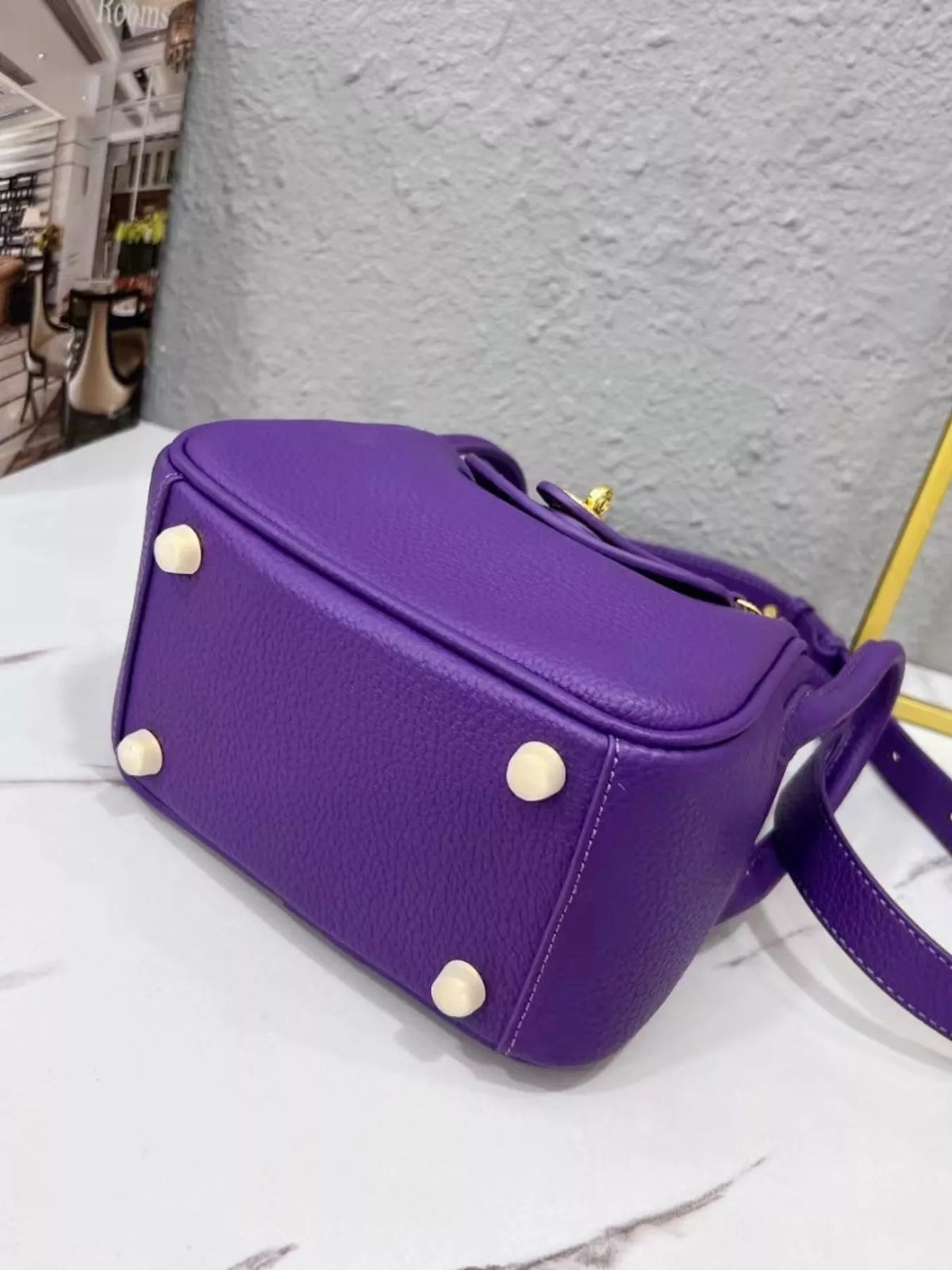 Gold-Tone Hardware Leather Crossbody Bag | STAHlin RADIANCE