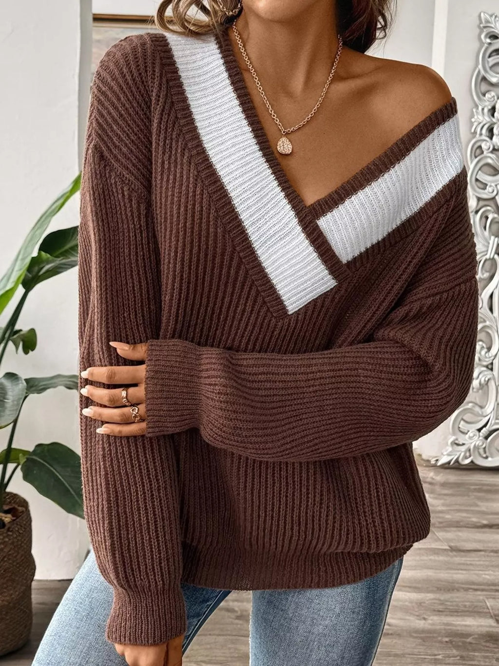 Contrast Trim V-Neck Ribbed Sweater | STAHlin RADIANCE